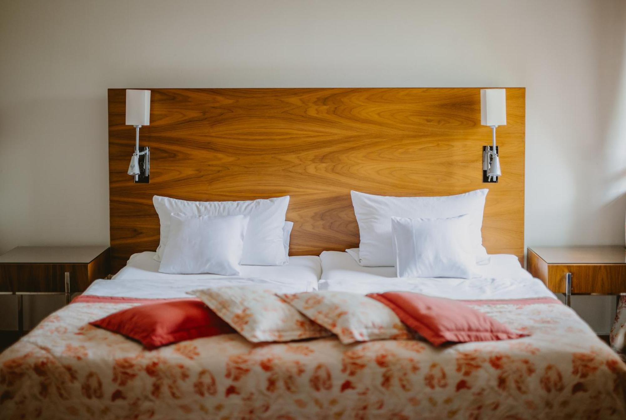 耶莱尼亚古拉 帕克斯佐宫殿旅馆酒店 外观 照片 A bed with pillows